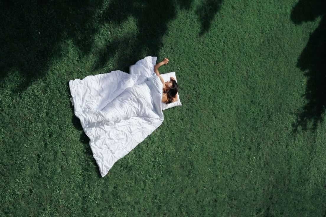 WHY WOMEN FEEL HOTTER THAN MEN IN A HEATWAVE (AND 4 SCIENCE-BACKED WAYS TO SLEEP BETTER)